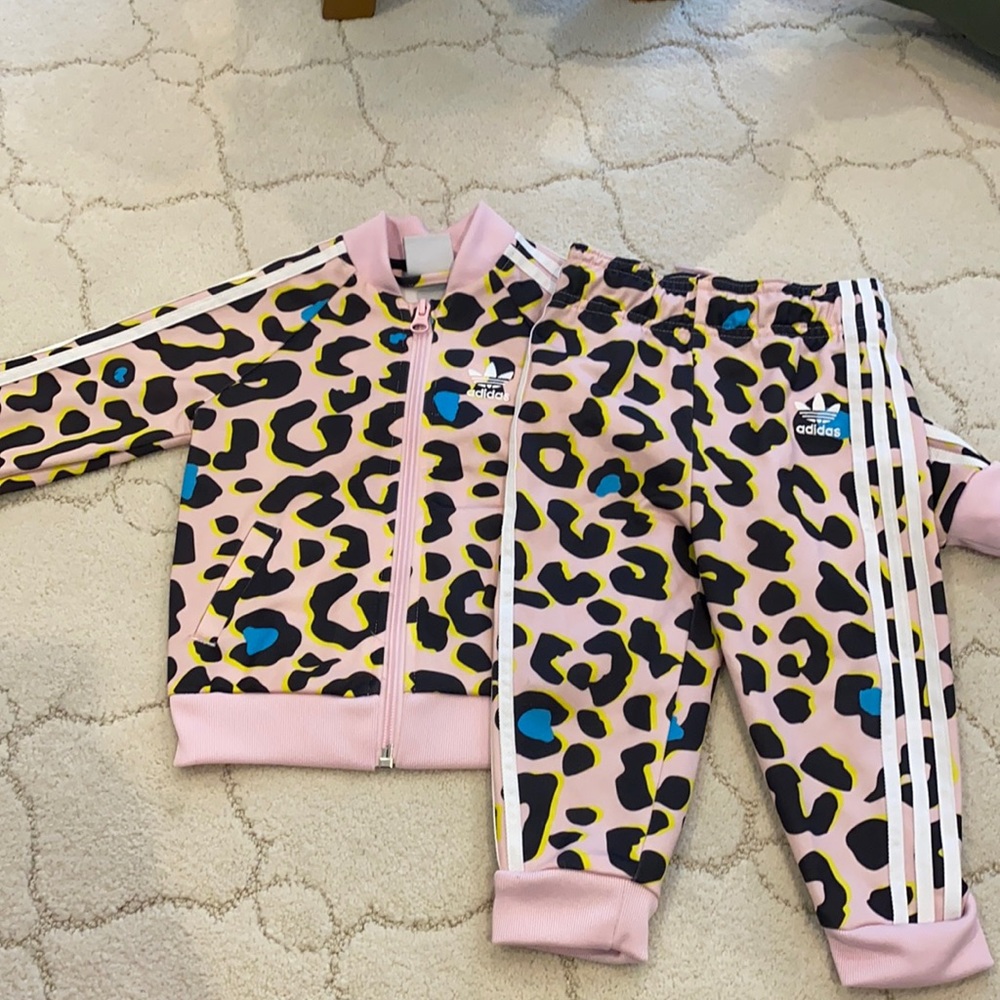 Chic adidas track suit